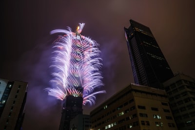 夜间拍摄建筑物上的焰火